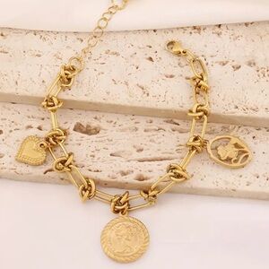 🎖️High-end Quality Vintage-inspired Heart-Shaped Coin Pendant Bracelet